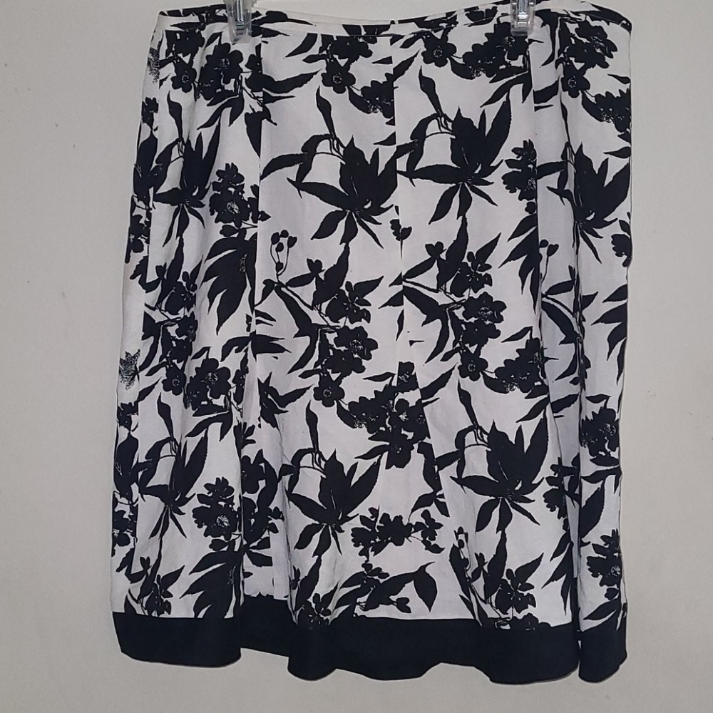 Ann Taylor White Flower Skirt Size 16